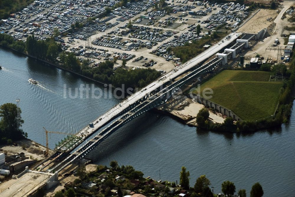 Luftaufnahme Berlin - Neubau der Spreebrücke als Teil der Süd-Ost-Verbindung (SOV) im Raum Schöneweide in Berlin