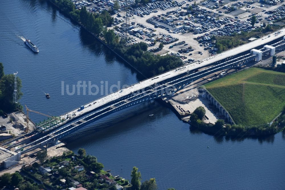 Luftaufnahme Berlin - Neubau der Spreebrücke als Teil der Süd-Ost-Verbindung (SOV) im Raum Schöneweide in Berlin