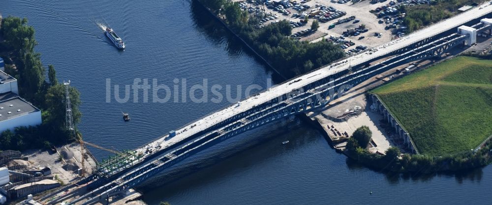 Berlin aus der Vogelperspektive: Neubau der Spreebrücke als Teil der Süd-Ost-Verbindung (SOV) im Raum Schöneweide in Berlin