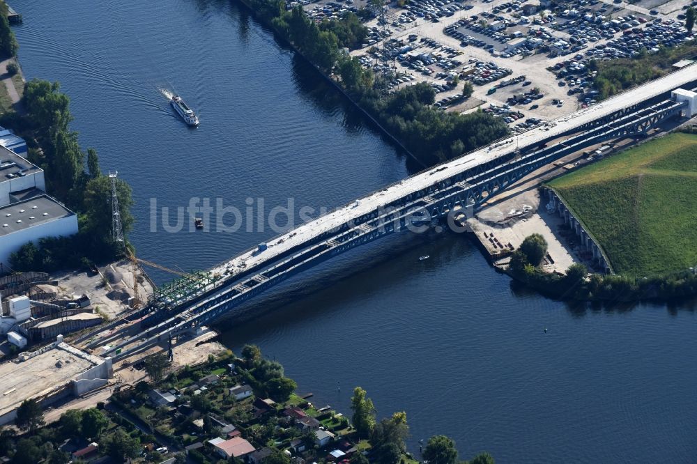 Luftbild Berlin - Neubau der Spreebrücke als Teil der Süd-Ost-Verbindung (SOV) im Raum Schöneweide in Berlin