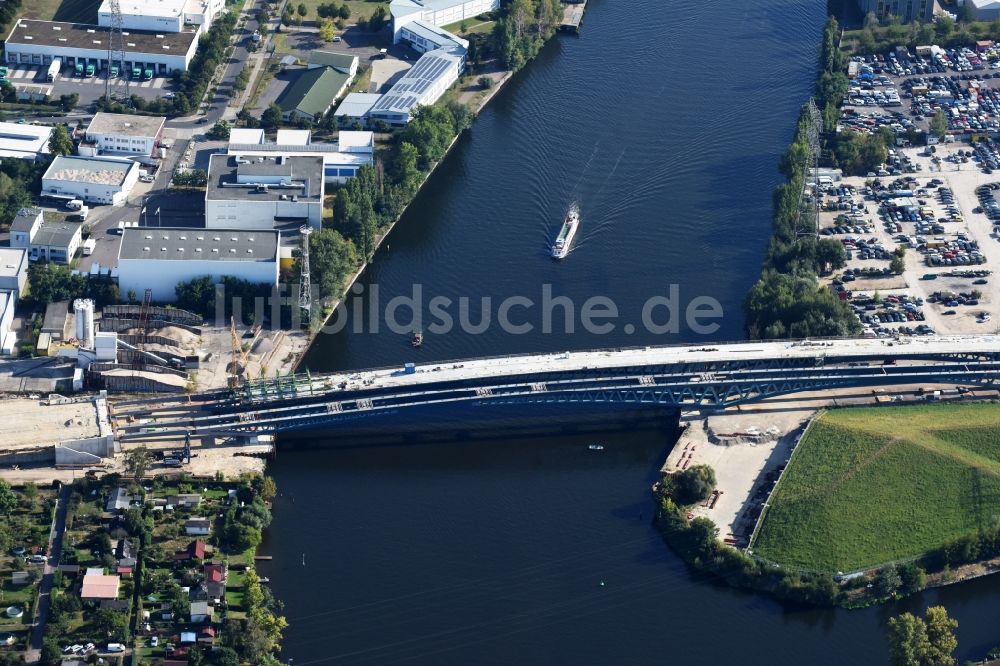 Luftaufnahme Berlin - Neubau der Spreebrücke als Teil der Süd-Ost-Verbindung (SOV) im Raum Schöneweide in Berlin