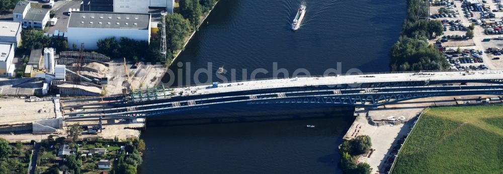 Berlin von oben - Neubau der Spreebrücke als Teil der Süd-Ost-Verbindung (SOV) im Raum Schöneweide in Berlin