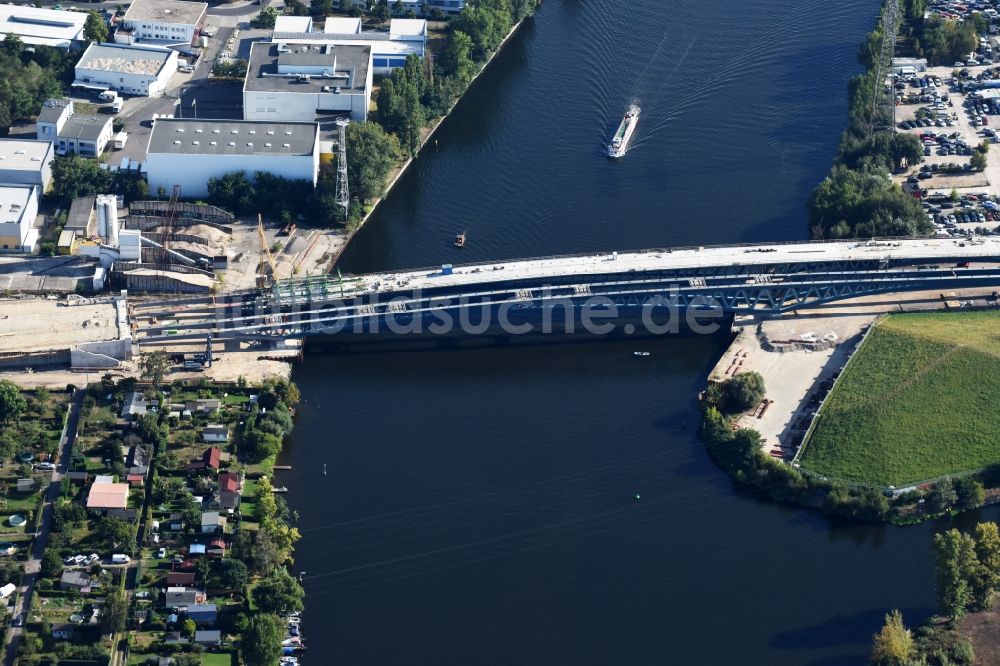 Berlin aus der Vogelperspektive: Neubau der Spreebrücke als Teil der Süd-Ost-Verbindung (SOV) im Raum Schöneweide in Berlin