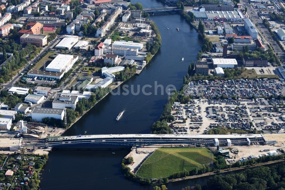 Luftbild Berlin - Neubau der Spreebrücke als Teil der Süd-Ost-Verbindung (SOV) im Raum Schöneweide in Berlin