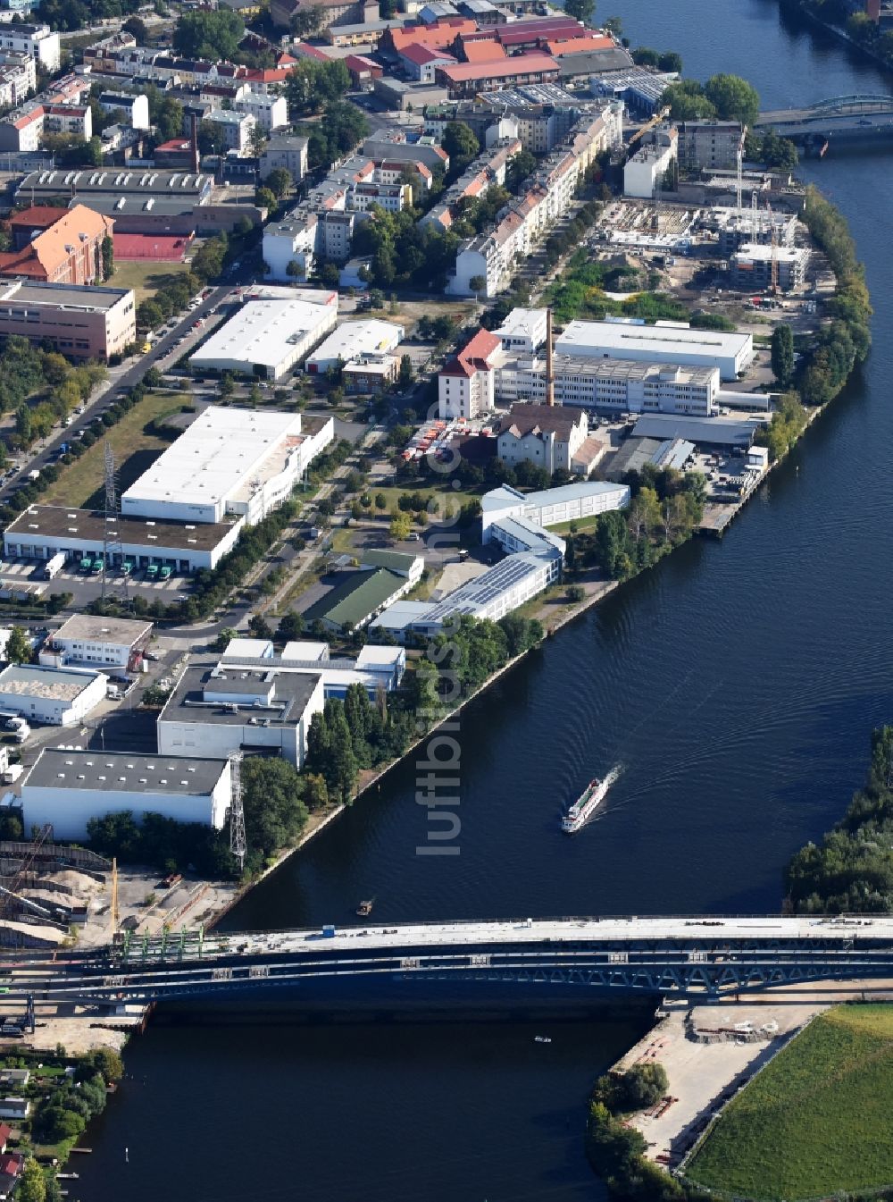 Luftaufnahme Berlin - Neubau der Spreebrücke als Teil der Süd-Ost-Verbindung (SOV) im Raum Schöneweide in Berlin