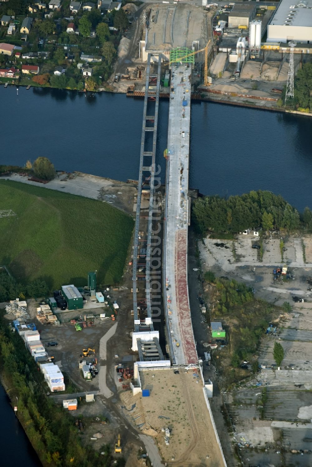 Luftbild Berlin - Neubau der Spreebrücke als Teil der Süd-Ost-Verbindung (SOV) im Raum Schöneweide in Berlin