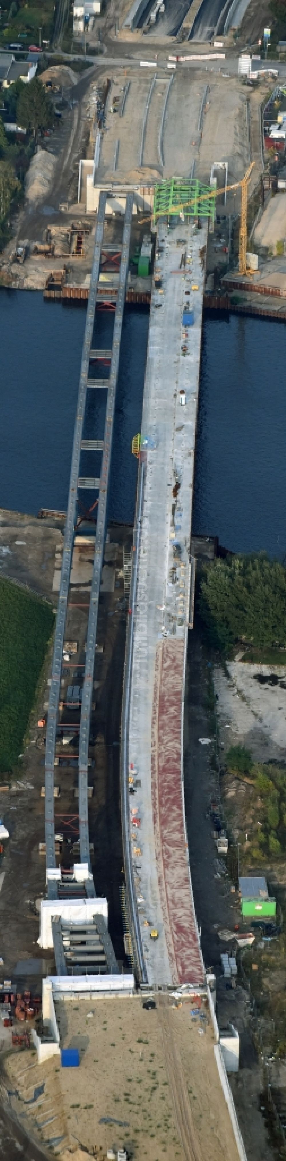 Luftaufnahme Berlin - Neubau der Spreebrücke als Teil der Süd-Ost-Verbindung (SOV) im Raum Schöneweide in Berlin