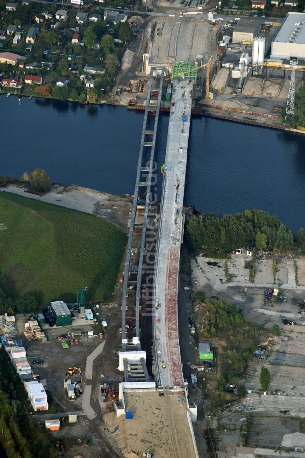 Berlin aus der Vogelperspektive: Neubau der Spreebrücke als Teil der Süd-Ost-Verbindung (SOV) im Raum Schöneweide in Berlin