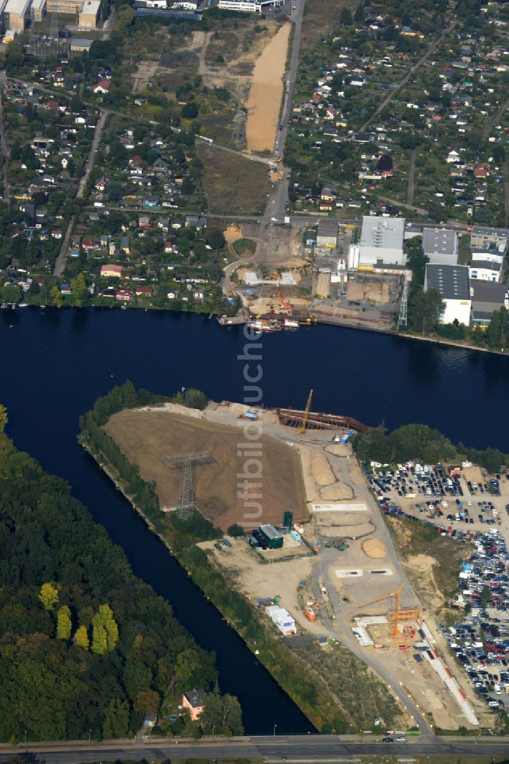 Luftaufnahme Berlin - Neubau der Spreebrücke „ Minna Todenhagen Brücke „ im Zuge der Süd-Ost-Verbindung ( SOV ) in Berlin Schöneweide