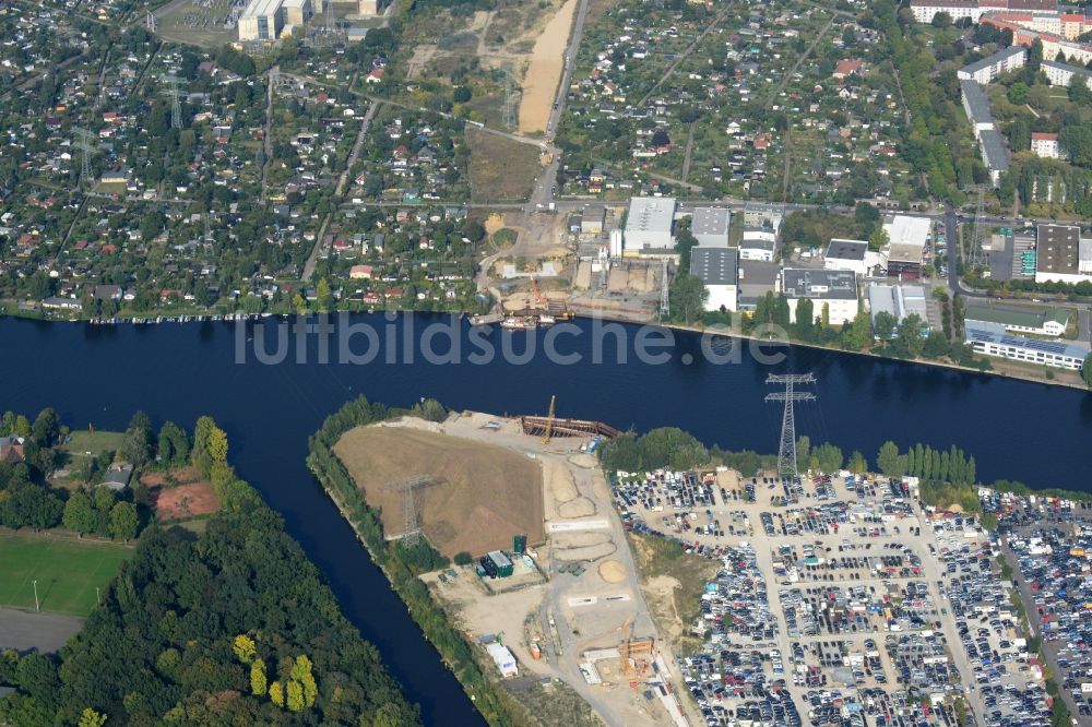 Luftbild Berlin - Neubau der Spreebrücke „ Minna Todenhagen Brücke „ im Zuge der Süd-Ost-Verbindung ( SOV ) in Berlin Schöneweide