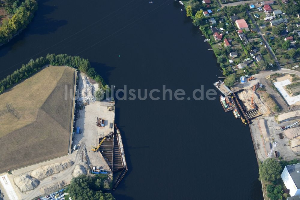 Berlin aus der Vogelperspektive: Neubau der Spreebrücke „ Minna Todenhagen Brücke „ im Zuge der Süd-Ost-Verbindung ( SOV ) in Berlin Schöneweide