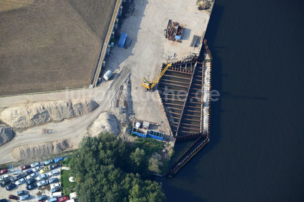 Luftbild Berlin - Neubau der Spreebrücke „ Minna Todenhagen Brücke „ im Zuge der Süd-Ost-Verbindung ( SOV ) in Berlin Schöneweide