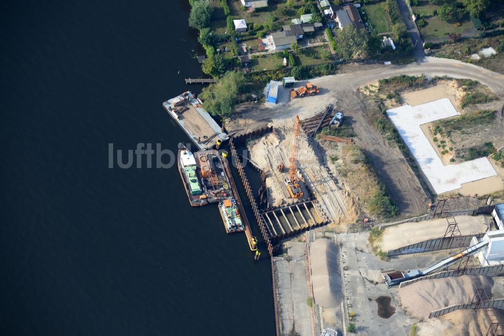 Luftaufnahme Berlin - Neubau der Spreebrücke „ Minna Todenhagen Brücke „ im Zuge der Süd-Ost-Verbindung ( SOV ) in Berlin Schöneweide