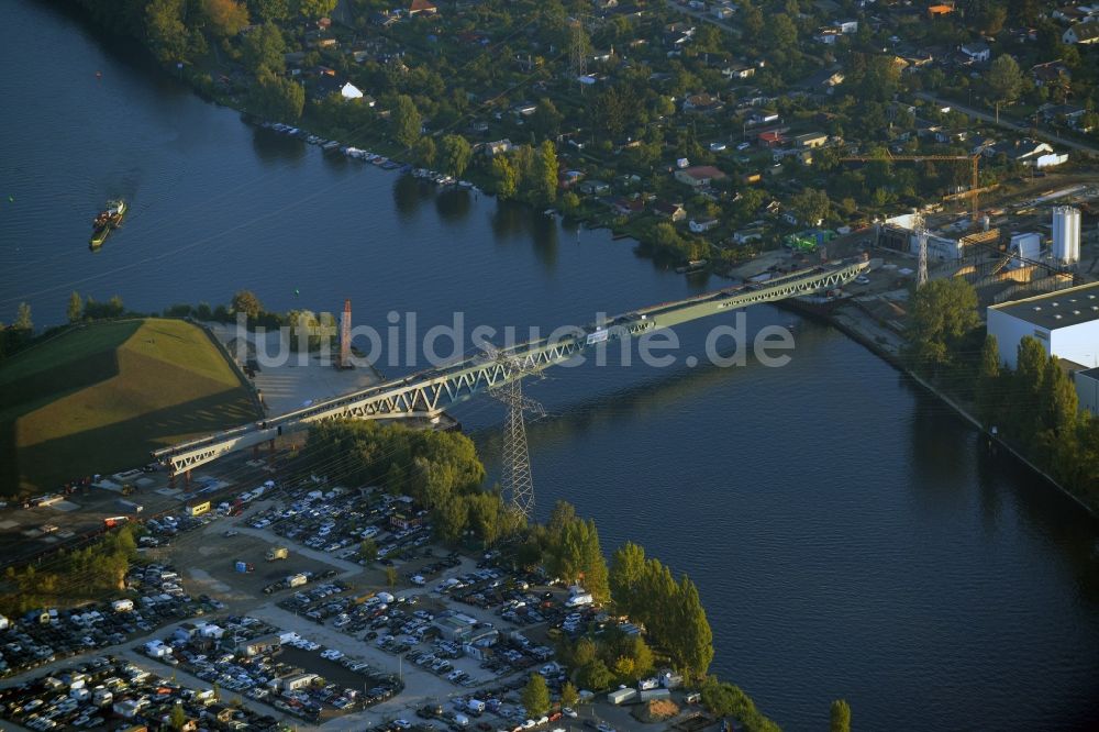 Berlin aus der Vogelperspektive: Neubau der Spreebrücke Minna Todenhagen Brücke im Zuge der Süd-Ost-Verbindung ( SOV ) in Berlin Schöneweide