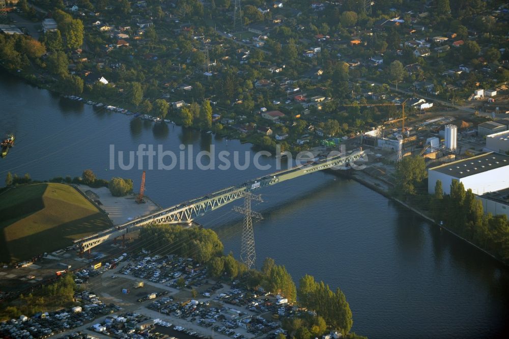 Luftbild Berlin - Neubau der Spreebrücke Minna Todenhagen Brücke im Zuge der Süd-Ost-Verbindung ( SOV ) in Berlin Schöneweide