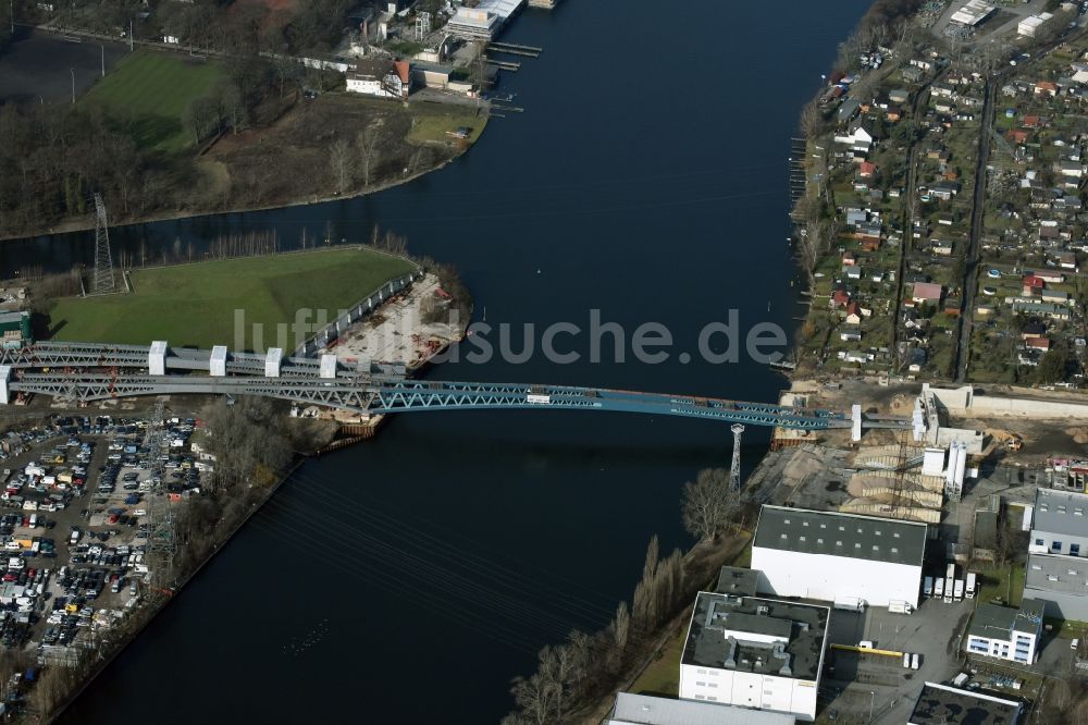 Luftaufnahme Berlin - Neubau der Spreebrücke Minna Todenhagen Brücke im Zuge der Süd-Ost-Verbindung ( SOV ) in Berlin Schöneweide