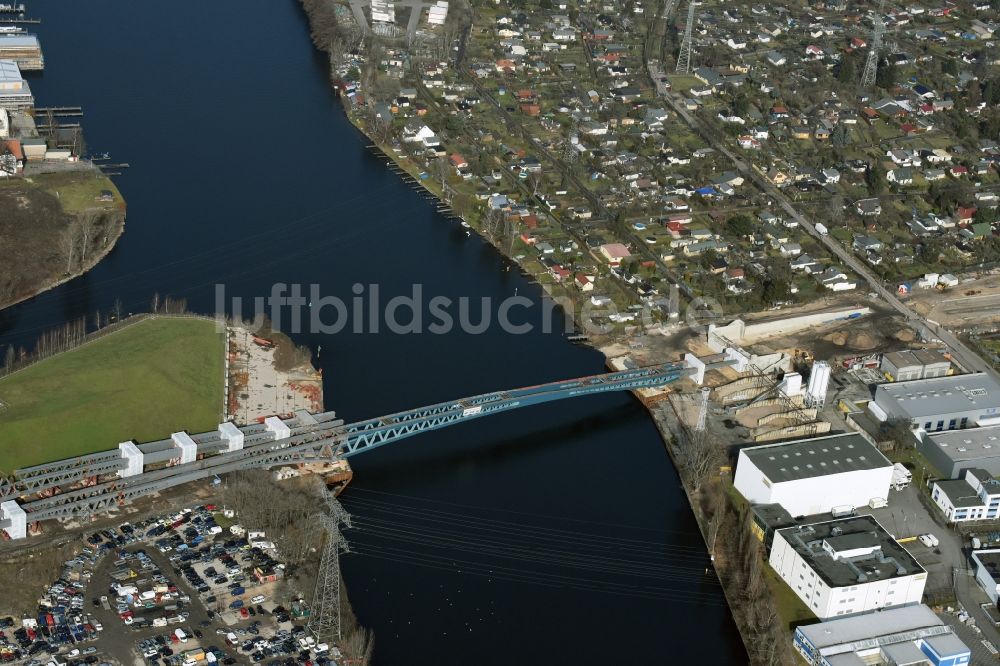 Berlin aus der Vogelperspektive: Neubau der Spreebrücke Minna Todenhagen Brücke im Zuge der Süd-Ost-Verbindung ( SOV ) in Berlin Schöneweide