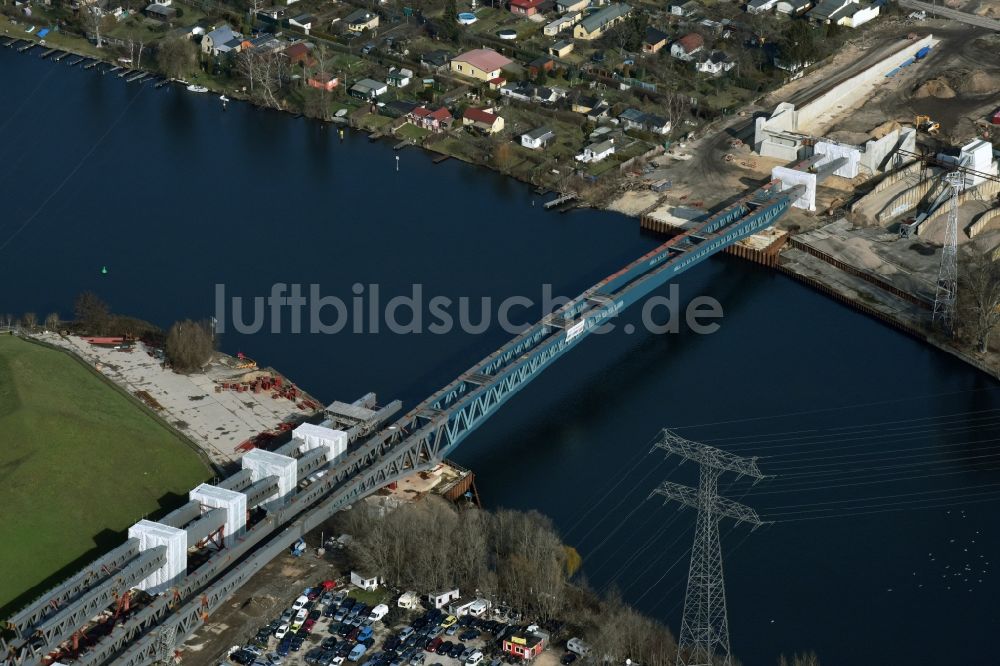 Luftbild Berlin - Neubau der Spreebrücke Minna Todenhagen Brücke im Zuge der Süd-Ost-Verbindung ( SOV ) in Berlin Schöneweide