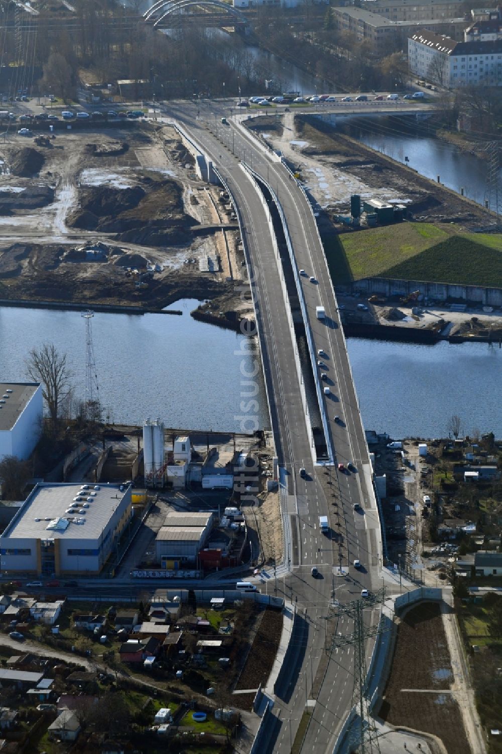 Luftaufnahme Berlin - Neubau der Spreebrücke „ Minna Todenhagen Brücke „ im Zuge der Süd-Ost-Verbindung ( SOV ) in Berlin Schöneweide