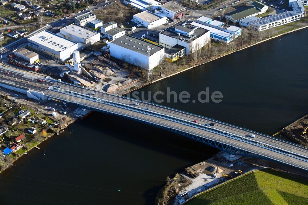 Berlin von oben - Neubau der Spreebrücke „ Minna Todenhagen Brücke „ im Zuge der Süd-Ost-Verbindung ( SOV ) in Berlin Schöneweide