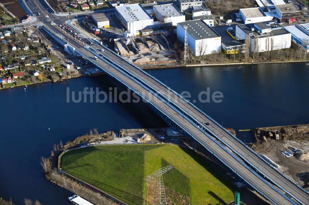 Berlin aus der Vogelperspektive: Neubau der Spreebrücke „ Minna Todenhagen Brücke „ im Zuge der Süd-Ost-Verbindung ( SOV ) in Berlin Schöneweide