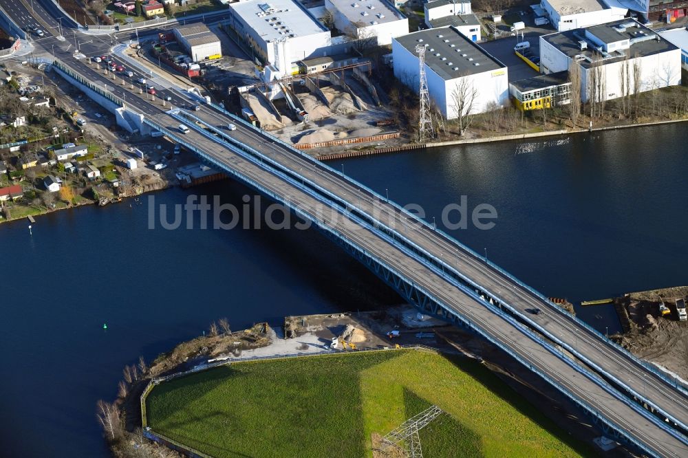 Luftbild Berlin - Neubau der Spreebrücke „ Minna Todenhagen Brücke „ im Zuge der Süd-Ost-Verbindung ( SOV ) in Berlin Schöneweide