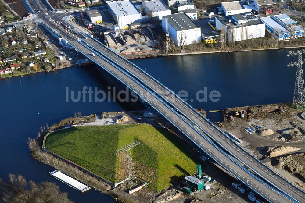 Luftaufnahme Berlin - Neubau der Spreebrücke „ Minna Todenhagen Brücke „ im Zuge der Süd-Ost-Verbindung ( SOV ) in Berlin Schöneweide