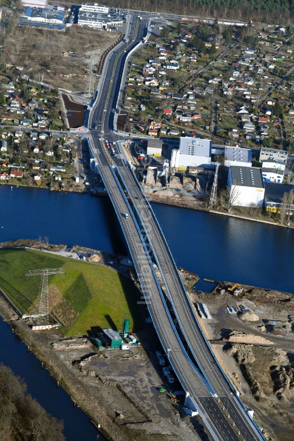 Berlin von oben - Neubau der Spreebrücke „ Minna Todenhagen Brücke „ im Zuge der Süd-Ost-Verbindung ( SOV ) in Berlin Schöneweide