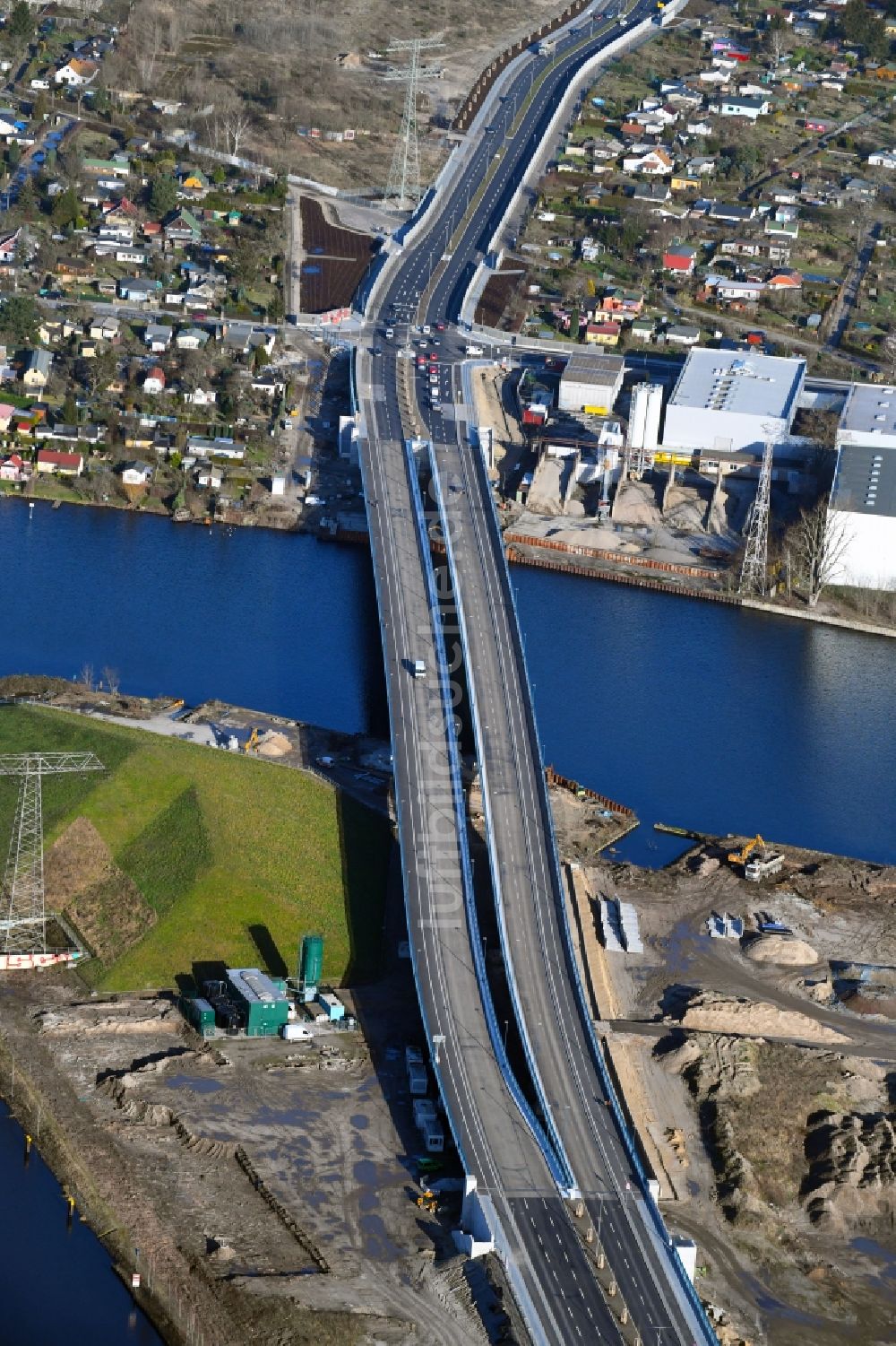 Berlin aus der Vogelperspektive: Neubau der Spreebrücke „ Minna Todenhagen Brücke „ im Zuge der Süd-Ost-Verbindung ( SOV ) in Berlin Schöneweide