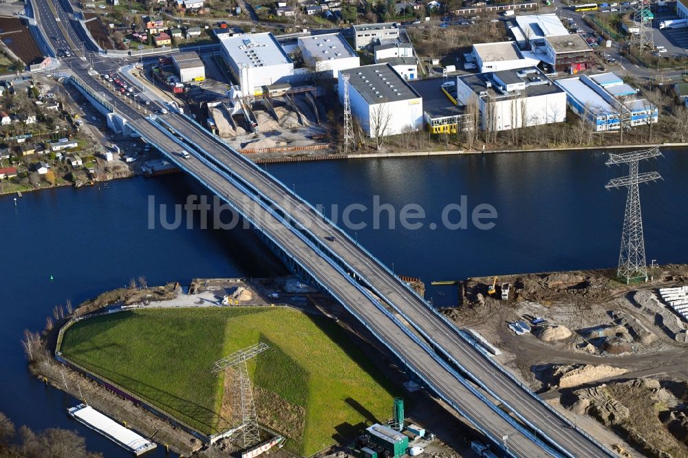 Luftbild Berlin - Neubau der Spreebrücke „ Minna Todenhagen Brücke „ im Zuge der Süd-Ost-Verbindung ( SOV ) in Berlin Schöneweide