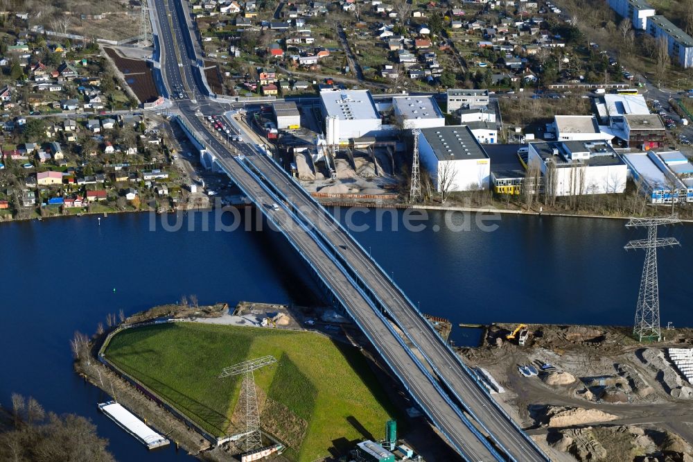 Luftaufnahme Berlin - Neubau der Spreebrücke „ Minna Todenhagen Brücke „ im Zuge der Süd-Ost-Verbindung ( SOV ) in Berlin Schöneweide