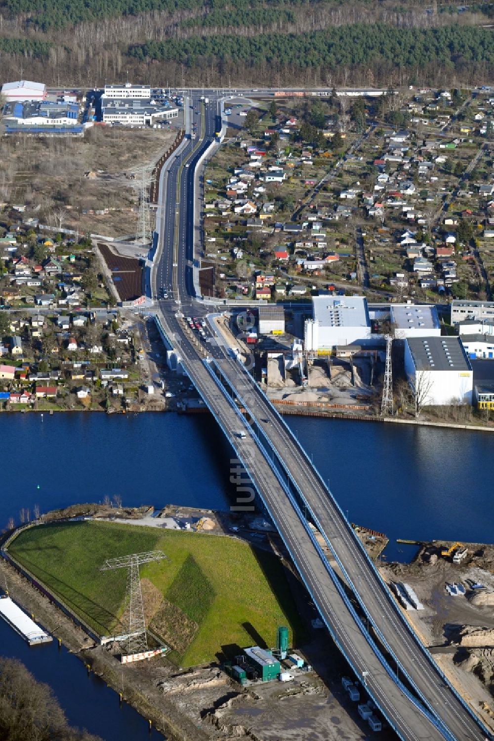 Berlin von oben - Neubau der Spreebrücke „ Minna Todenhagen Brücke „ im Zuge der Süd-Ost-Verbindung ( SOV ) in Berlin Schöneweide