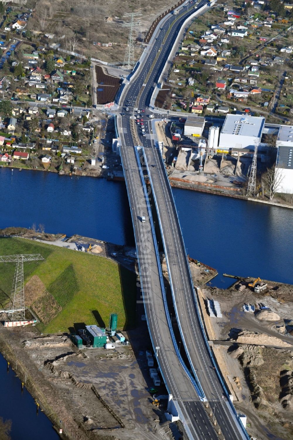 Berlin aus der Vogelperspektive: Neubau der Spreebrücke „ Minna Todenhagen Brücke „ im Zuge der Süd-Ost-Verbindung ( SOV ) in Berlin Schöneweide