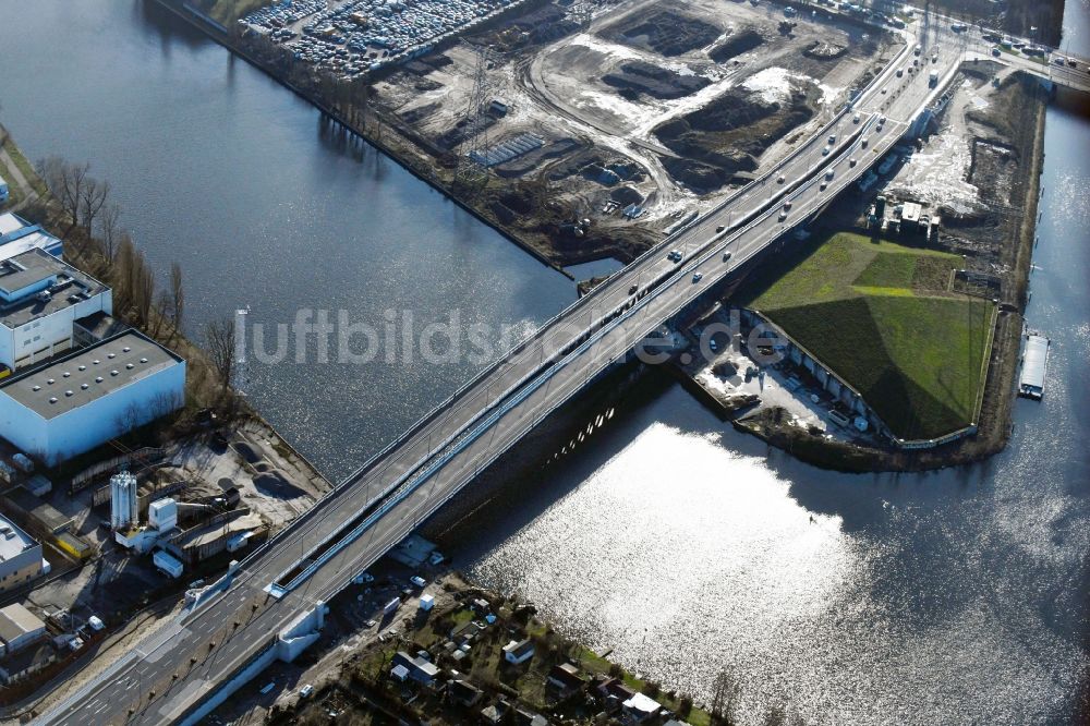 Luftaufnahme Berlin - Neubau der Spreebrücke „ Minna Todenhagen Brücke „ im Zuge der Süd-Ost-Verbindung ( SOV ) in Berlin Schöneweide