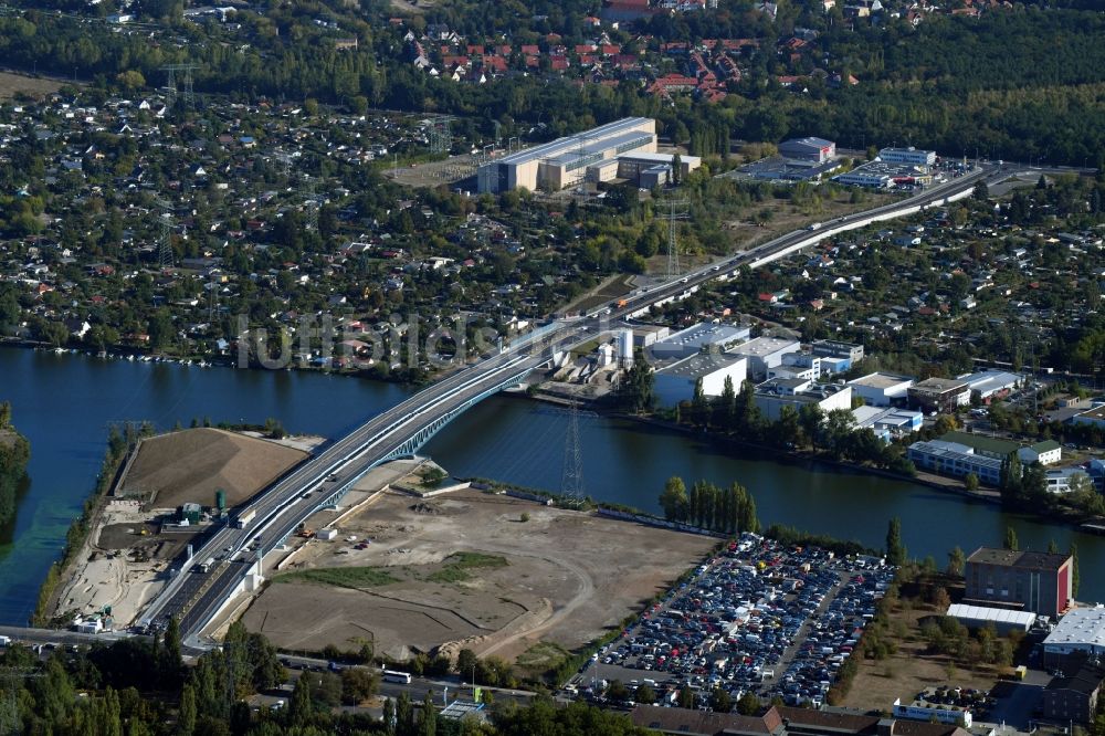 Luftbild Berlin - Neubau der Spreebrücke „ Minna Todenhagen Brücke „ im Zuge der Süd-Ost-Verbindung ( SOV ) in Berlin Schöneweide