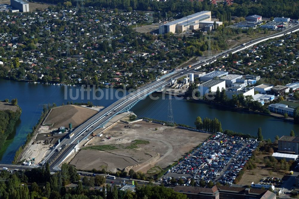 Luftbild Berlin - Neubau der Spreebrücke „ Minna Todenhagen Brücke „ im Zuge der Süd-Ost-Verbindung ( SOV ) in Berlin Schöneweide