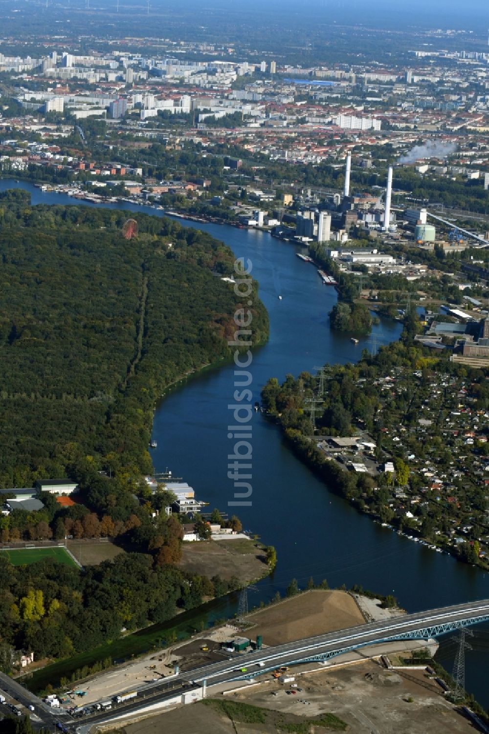 Luftaufnahme Berlin - Neubau der Spreebrücke „ Minna Todenhagen Brücke „ im Zuge der Süd-Ost-Verbindung ( SOV ) in Berlin Schöneweide