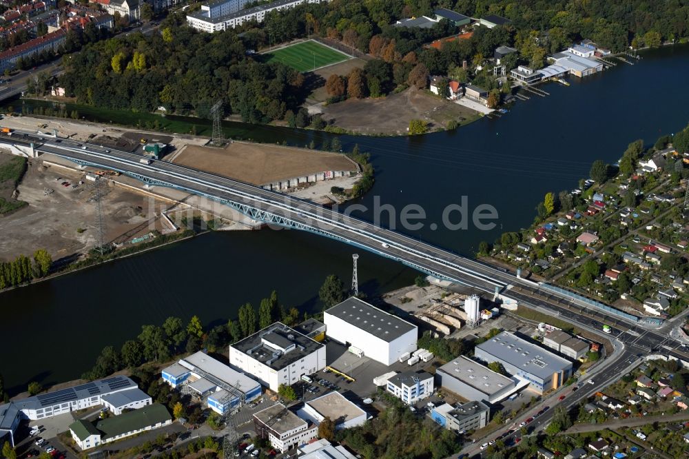 Berlin von oben - Neubau der Spreebrücke „ Minna Todenhagen Brücke „ im Zuge der Süd-Ost-Verbindung ( SOV ) in Berlin Schöneweide