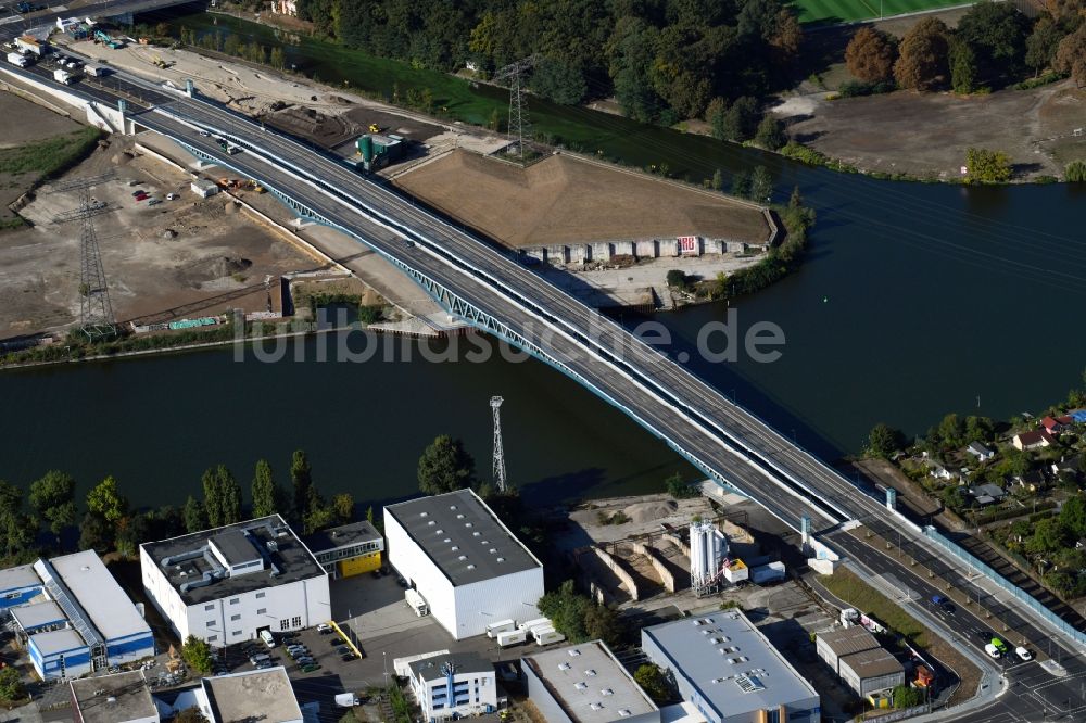 Berlin aus der Vogelperspektive: Neubau der Spreebrücke „ Minna Todenhagen Brücke „ im Zuge der Süd-Ost-Verbindung ( SOV ) in Berlin Schöneweide