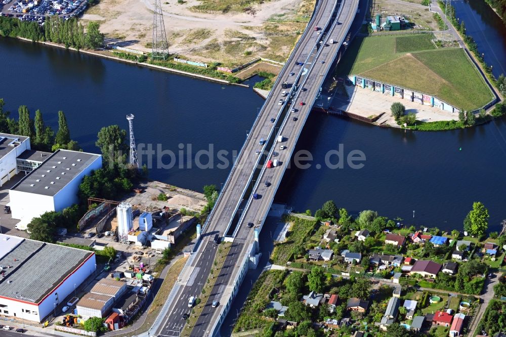 Luftaufnahme Berlin - Neubau der Spreebrücke „ Minna Todenhagen Brücke „ im Zuge der Süd-Ost-Verbindung ( SOV ) in Berlin Schöneweide