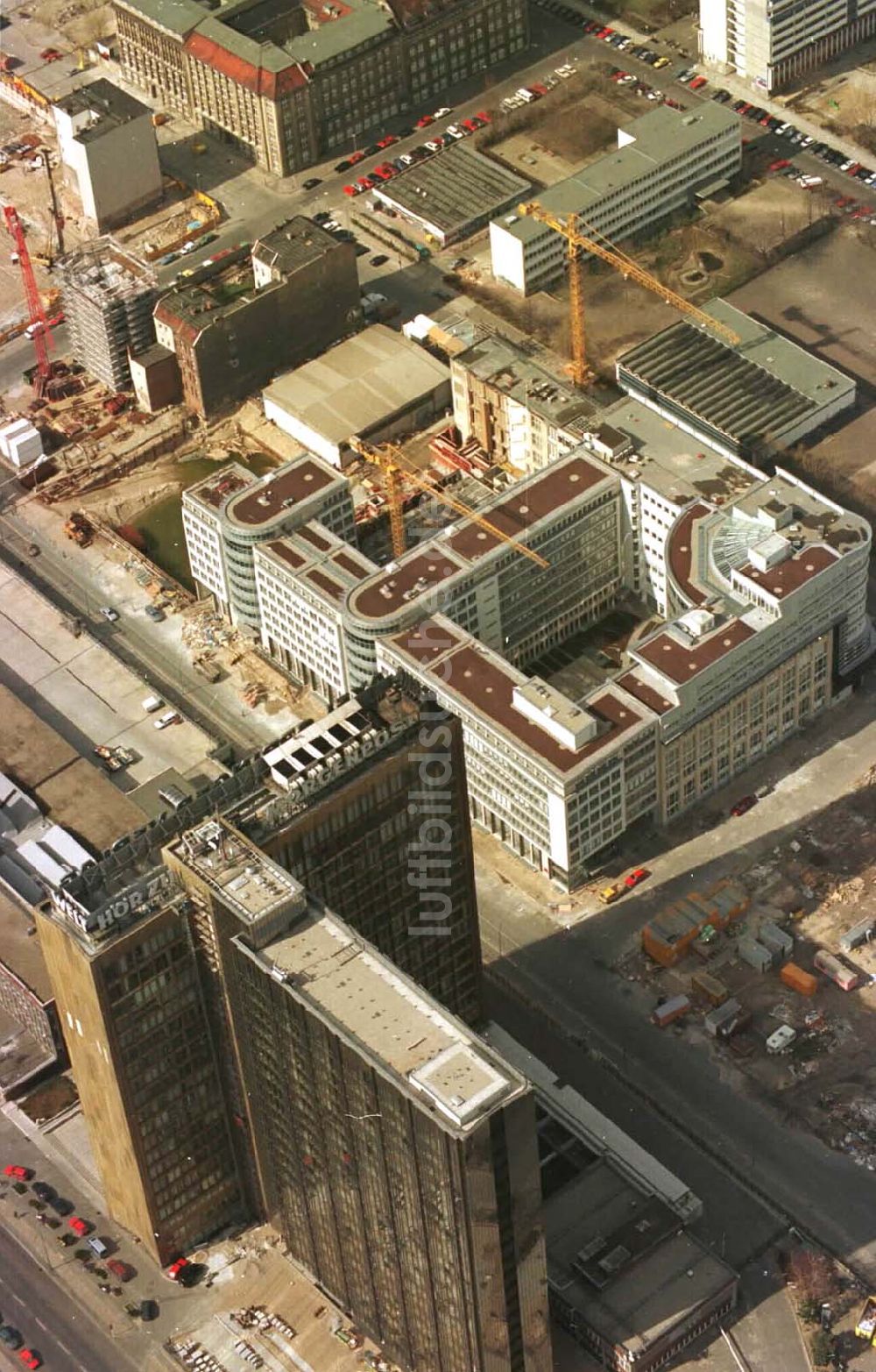 Luftbild Berlin - 26.03.95 Neubau Springer-Hochhaus, Kochstraße