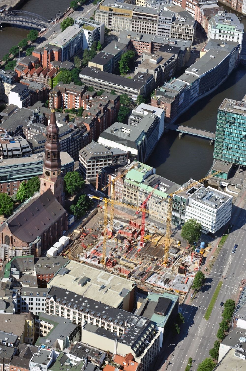 Hamburg aus der Vogelperspektive: Neubau eines Stadtquartier- Wohnhauses in der Hamburg-Altstadt durch HTP HOCHTIEF Solutions AG