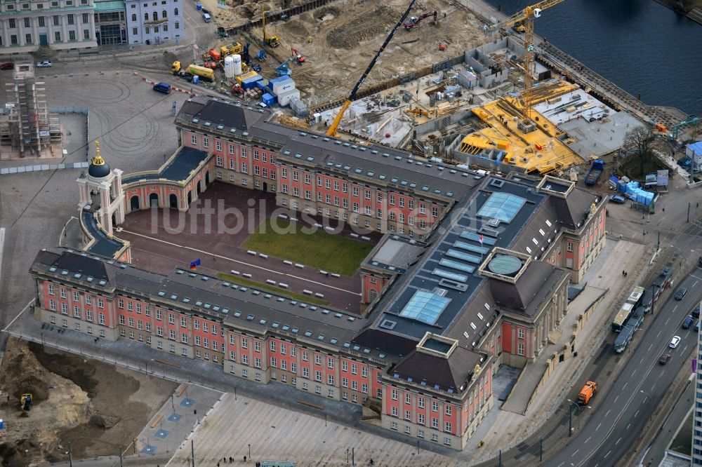 Potsdam von oben - Neubau des Stadtschloß und Brandenburger Landtag in Potsdam im Bundesland Brandenburg