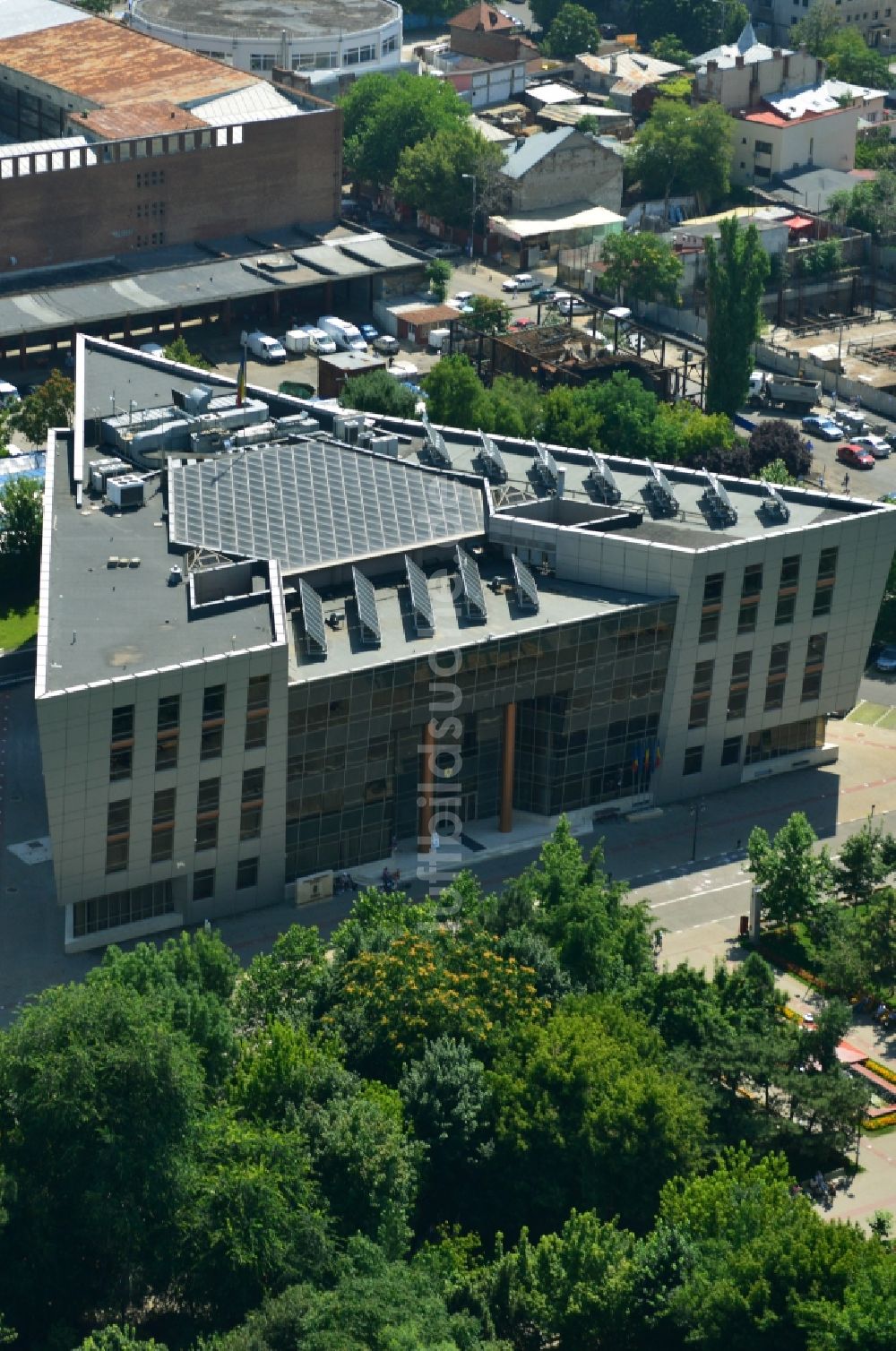 Bukarest aus der Vogelperspektive: Neubau der Stadtverwaltung Primaria Sectorului am Stadtpark Parcul Obor im Stadtzentrum der Hauptstadt Bukarest in Rumänien