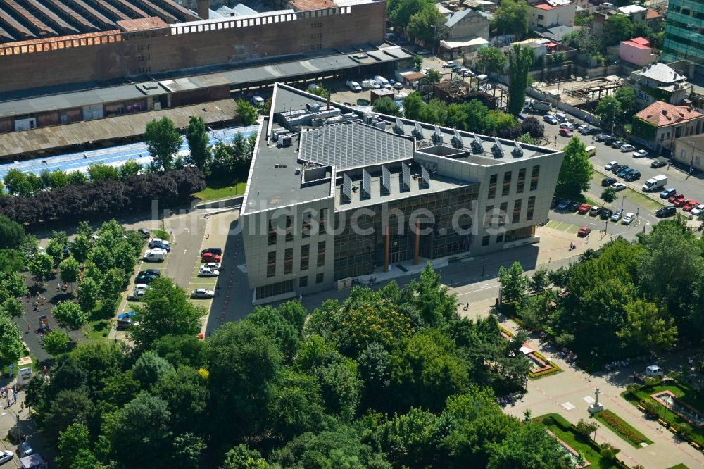 Luftbild Bukarest - Neubau der Stadtverwaltung Primaria Sectorului am Stadtpark Parcul Obor im Stadtzentrum der Hauptstadt Bukarest in Rumänien