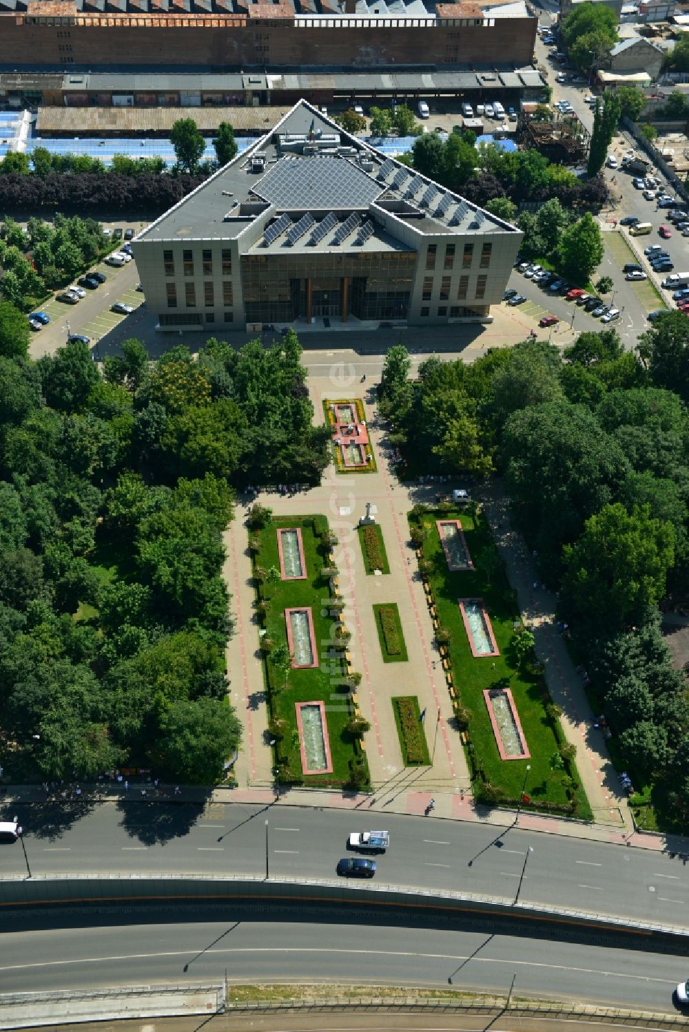 Luftaufnahme Bukarest - Neubau der Stadtverwaltung Primaria Sectorului am Stadtpark Parcul Obor im Stadtzentrum der Hauptstadt Bukarest in Rumänien