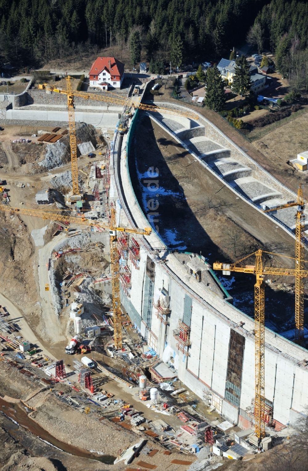 Luftaufnahme Klingenberg - Neubau der Staumauer der Talsperre Wasserkraftwerk Klingenberg in Klingenberg im Bundesland Sachsen, Deutschland