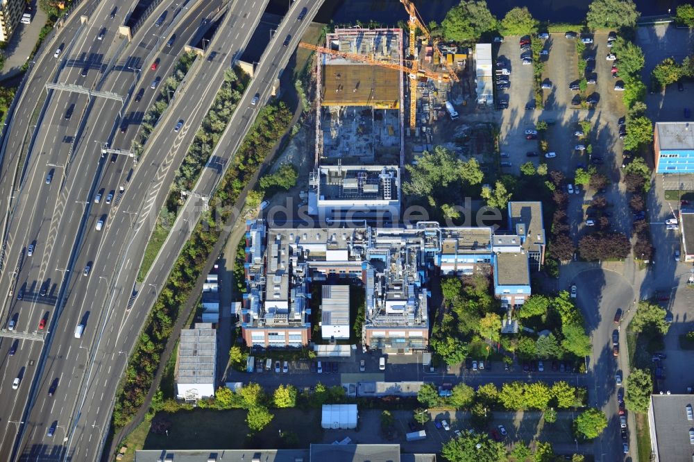 Berlin Neukölln aus der Vogelperspektive: Neubau einer Sterilisationsfertigung auf dem Werksgelände der BIOTRONIK SE & Co. KG an der Woermannkehre in Berlin Neukölln