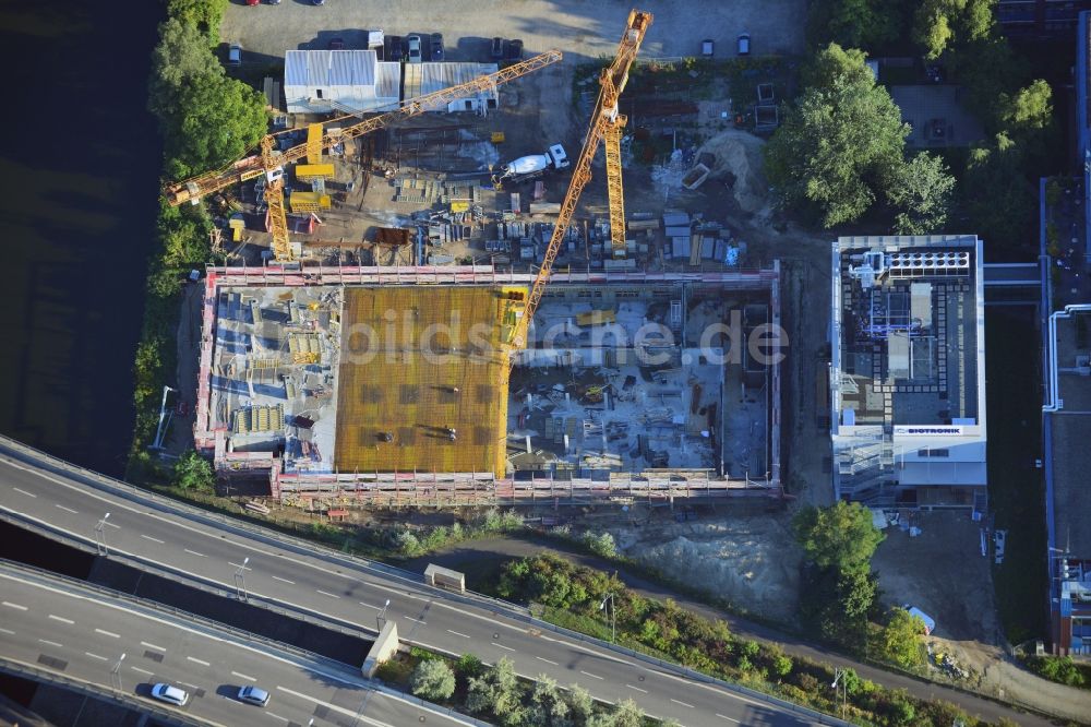 Luftbild Berlin Neukölln - Neubau einer Sterilisationsfertigung auf dem Werksgelände der BIOTRONIK SE & Co. KG an der Woermannkehre in Berlin Neukölln