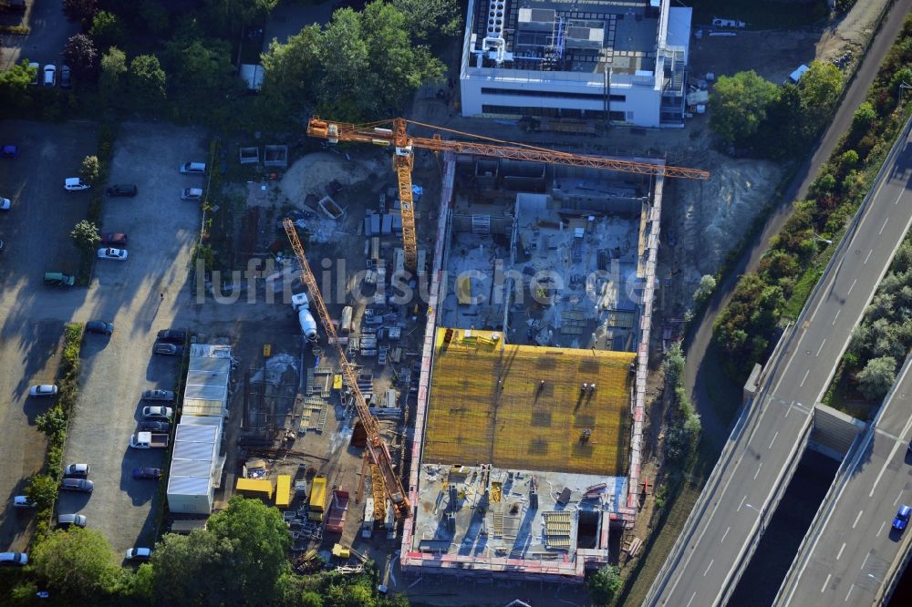 Luftaufnahme Berlin Neukölln - Neubau einer Sterilisationsfertigung auf dem Werksgelände der BIOTRONIK SE & Co. KG an der Woermannkehre in Berlin Neukölln